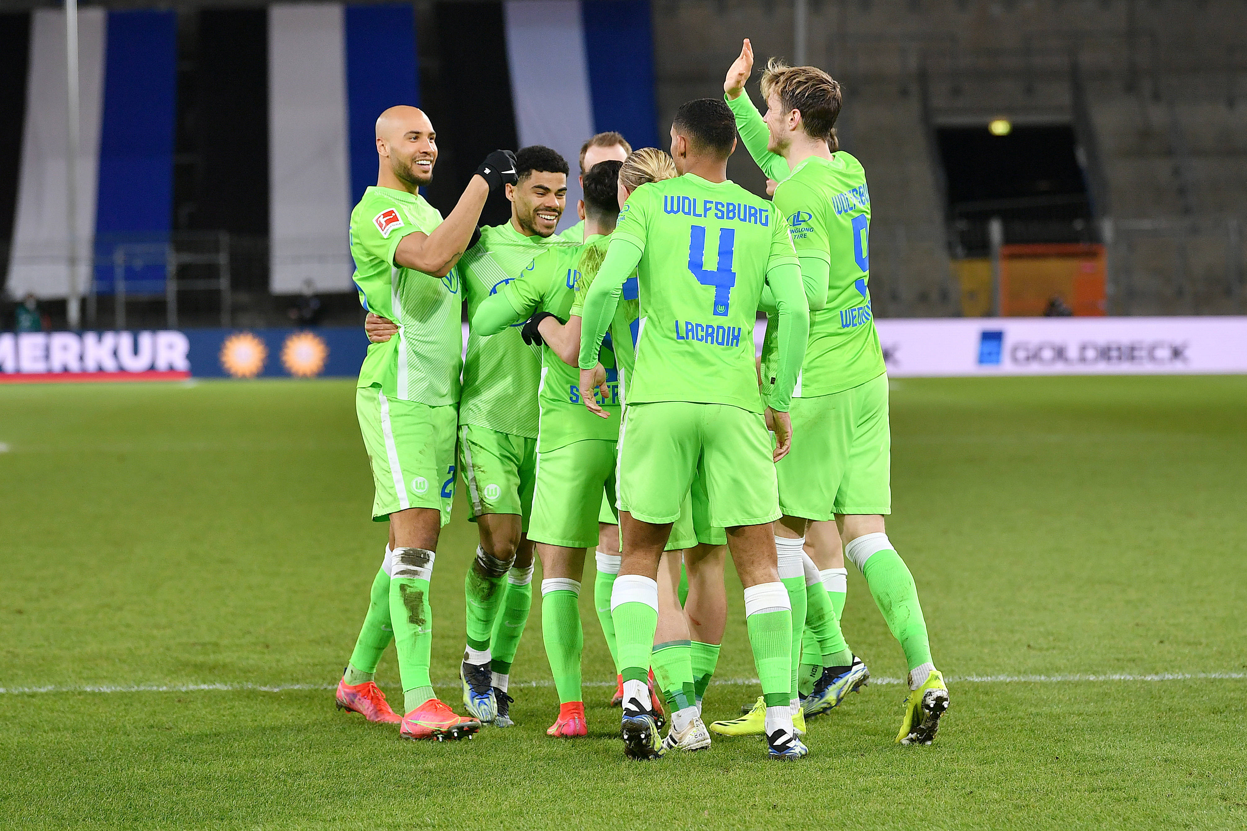 ศึกฟุตบอลถ้วยเยอรมันเข้มข้นขึ้นด้วยเกมรุก-รับที่ดุเดือด: โฟล์กสวาเกนครองเกมด้วยระบบบุนเดสลีกา, โฮลสไตน์สู้เพื่อชัยชนะด้วยจิตวิญญาณของทีมรองบ่อน _รุก_รับ_การแข่งขัน