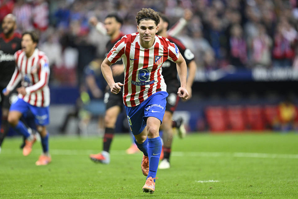 120 ล้านยูโร! กองหน้าดาวเด่นของแอตเลติโกมาพร้อมกับป้ายราคาสูงลิบลิ่ว ทำเอานายทุนเปแอสเชถอยหนี? _Álvarez_กองหน้าตัวจริงของแอตเลติโก_Enrique