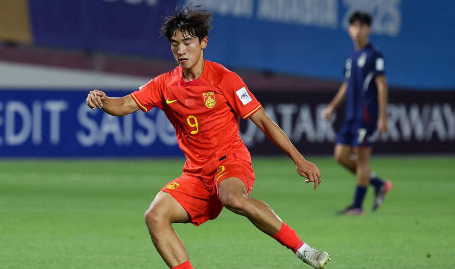 เว่ย เสียงซิน กองหน้าวัย 17 ปีผู้มีความสามารถหลากหลายซึ่งค้าแข้งอยู่ในลีกเอิง มีทักษะการเล่นฟุตบอลที่ยอดเยี่ยมและศักยภาพอันมหาศาล