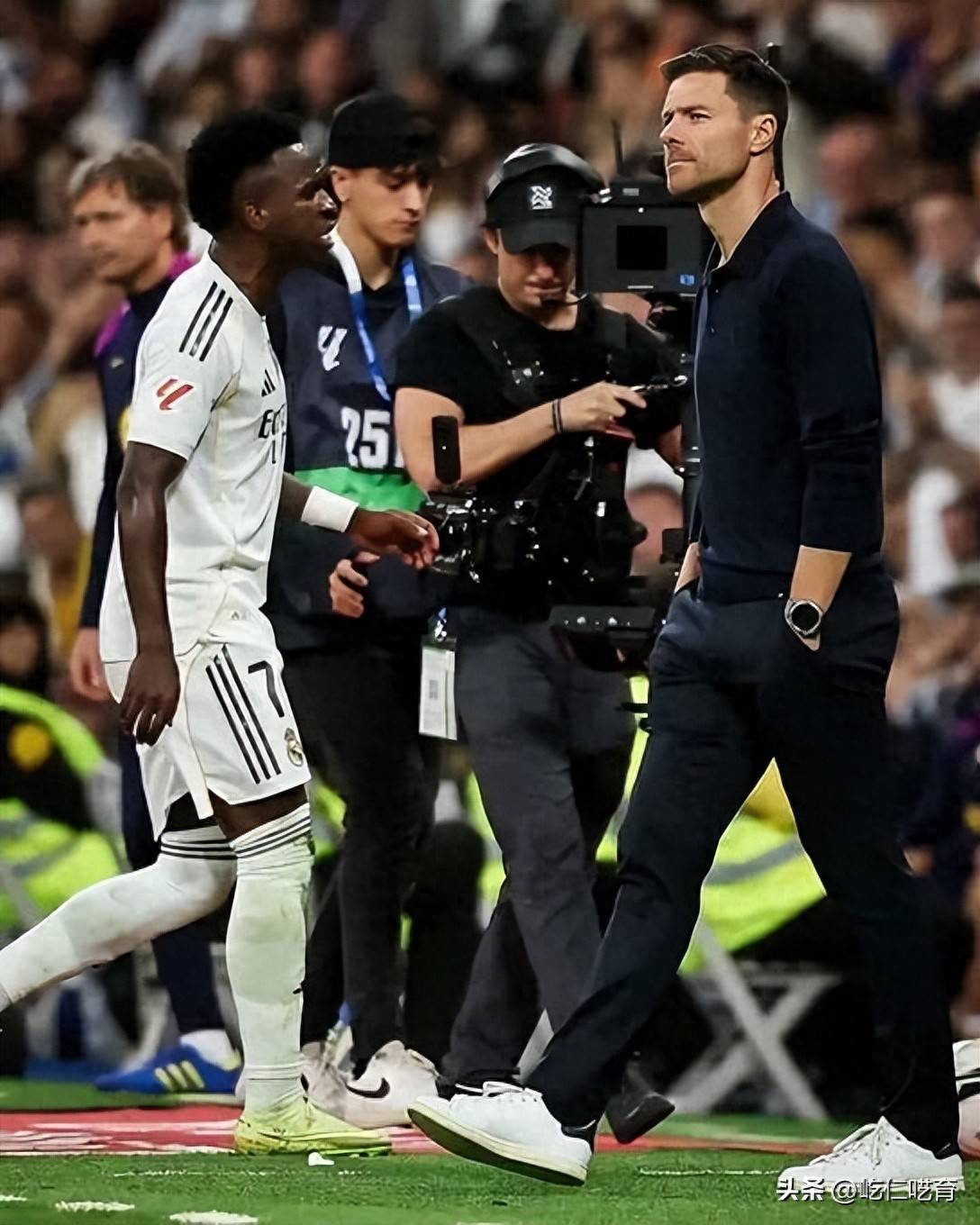 หากวินิซิอุส จูเนียร์ ตัดสินใจที่จะย้ายทีม และหากแมนเชสเตอร์ ยูไนเต็ด สามารถกลับมาได้สิทธิ์เล่นในยูฟ่า แชมเปียนส์ลีกอีกครั้ง คู่นี้ก็อาจคุ้มค่าที่จะนำมาพิจารณาอย่างแน่นอน เรอัล มาดริด อนาคต ลียง