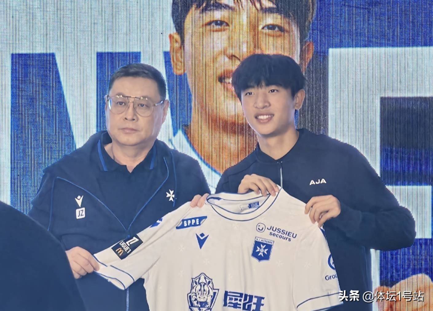 ตามรอยอู๋ เล่ย นักเตะชาวจีนอีกคนหนึ่งได้เข้าร่วมลีกชั้นนำ 5 อันดับแรกของยุโรป โดยดาวรุ่งวัย 17 ปีได้เซ็นสัญญากับทีมอ็อกเซอรร์ในลีกเอิง 1