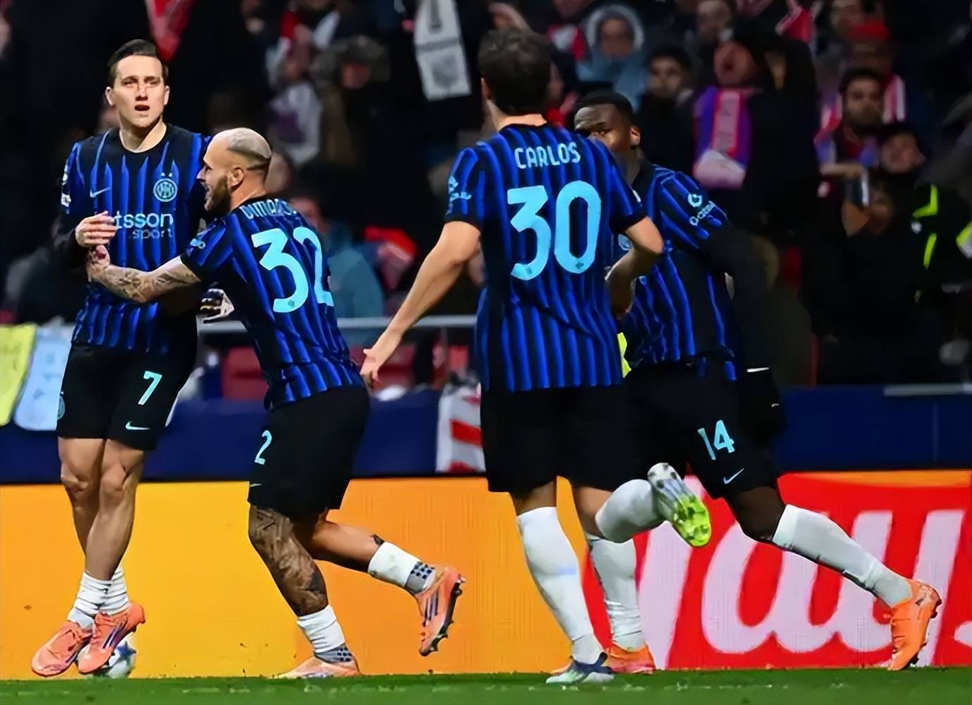 สองความพ่ายแพ้ติดต่อกัน + แพ้สองครั้งในช่วงท้ายเกม! ปัญหาภายในและภายนอกของอินเตอร์ปะทุขึ้น การนับถอยหลังการปลดซิโมเริ่มขึ้นหรือไม่? ค่าจ้างสูงและผลงานแย่ของเลาตาโร่จุดชนวนความโกรธอย่างกว้างขวาง_แชมเปียนส์ลีก_แอตเลติโก มาดริด_เอซี มิลาน