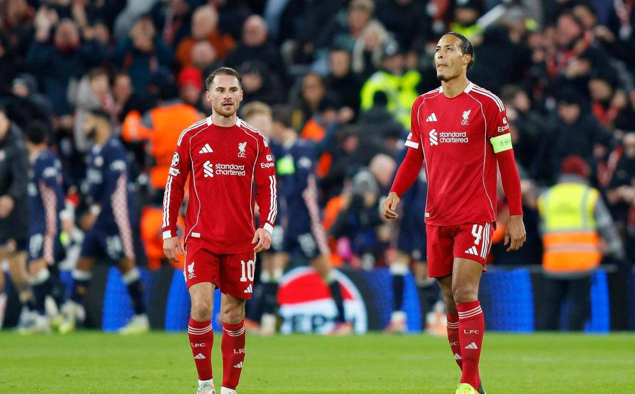 ลิเวอร์พูลพ่ายแพ้ในแชมเปียนส์ลีก 4-1; ผู้จัดการทีมยังคงเงียบ, ซาลาห์ตกตะลึง, ผู้เล่นหน้าตาเคร่งเครียด แฟนบอล สนามเหย้า พีเอสวี ไอนด์โฮเฟ่น