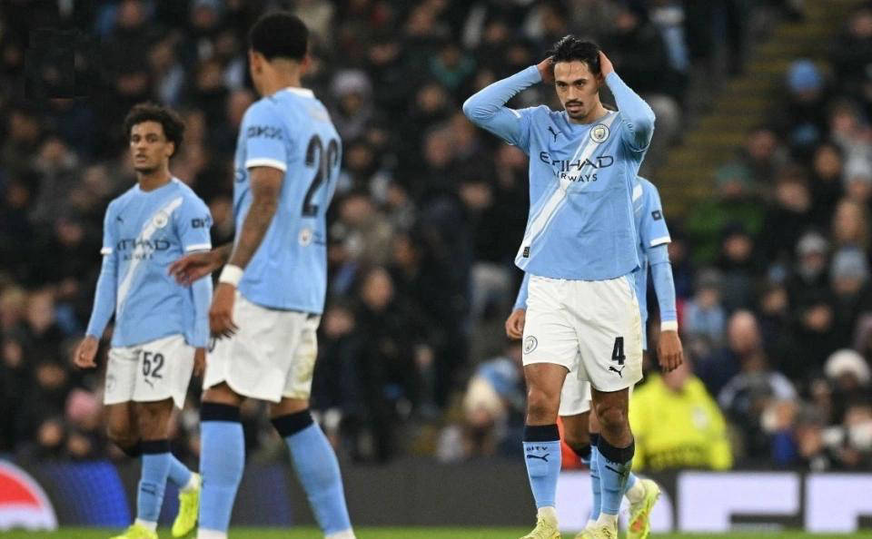 ความพ่ายแพ้อย่างย่อยยับของแมนเชสเตอร์ ซิตี้ เผยความจริงให้เห็นชัดเจน ดอนนารุมมา กลายเป็นจุดสว่างเพียงหนึ่งเดียว ความล้มเหลวโดยรวมของตลาดซื้อขายนักเตะช่วงซัมเมอร์ไม่สามารถปกปิดบาดแผลได้ _Rein_Aitnoury_Trafford