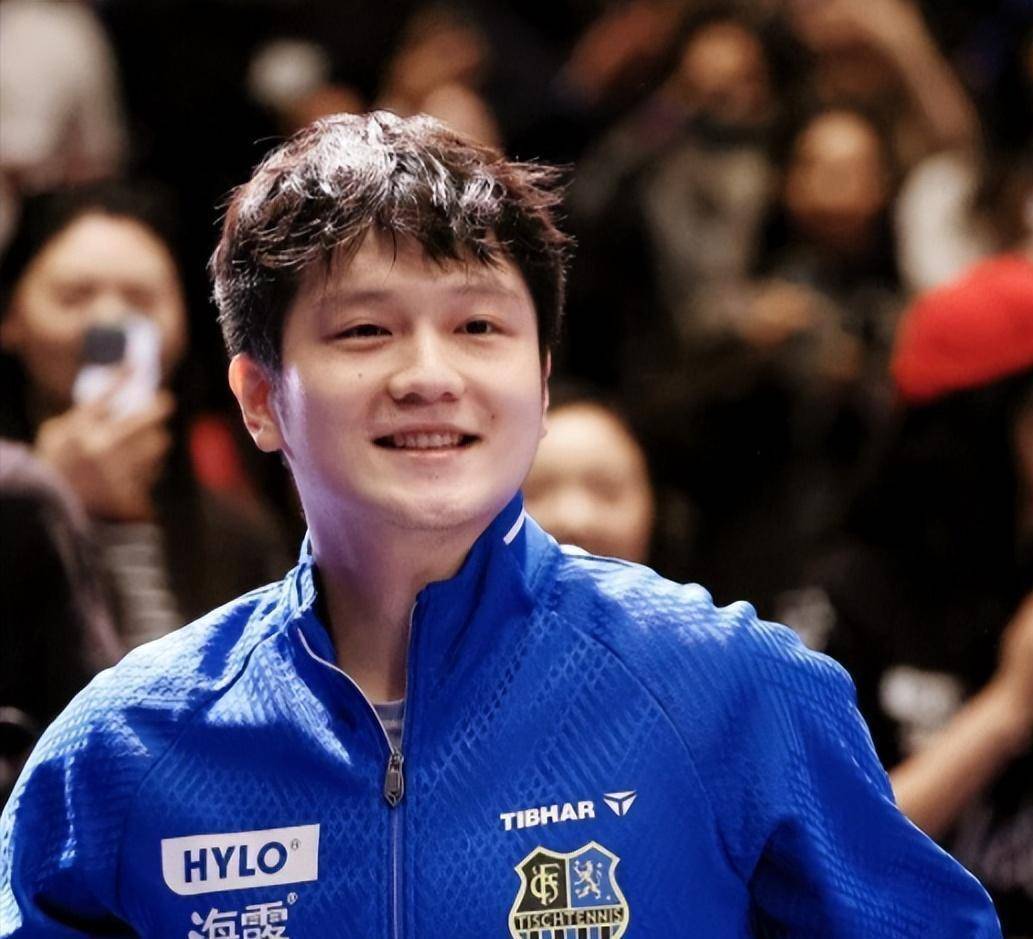 สองวันหลังจากคว้าแชมป์ต่างประเทศ สัญญาการต่ออายุของแฟน เจ๋อดงกับสโมสรเยอรมันของเขาถูกเปิดเผยเป็นครั้งแรก โดยบุนเดสลีกาแสดงความเคารพอย่างมาก_ซาร์บรูค_ชั่วโมง_นักกีฬาชาวจีน