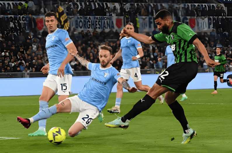 ประภาคารของเมืองโรมันลุกโชติช่วงอีกครั้ง: สนามเหย้าของลาซิโอพิสูจน์แล้วว่ายากจะเจาะได้ ขณะที่ฟิออเรนติน่าพยายามอย่างหนักที่จะทำลายความอึดอัดนอกบ้าน_การป้องกัน_ลูกตั้งเตะ_เซเรีย อา