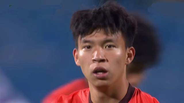 การเปลี่ยนตัวของกู่ เจียเวิน มาช้าเกินไป หลี่ ฮ่าว ช่วยอันโตนิโอไว้ได้ แต่แนวทางการเล่นแบบสูตรเดียวของทีมชาติชุดยู-23 ก็ไร้ประสิทธิภาพ ไม่มีคู่แข่งอ่อนในกลุ่มนี้ แมตช์: หวัง หยูตง, ครึ่งแรก