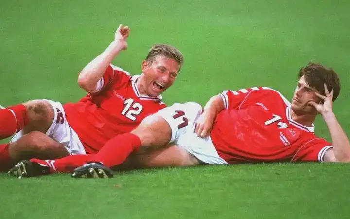 ไมเคิล เลาดรุป ผู้ที่แสดงท่าดีใจแบบเจ้าหญิงนิทราในฟุตบอลโลกปี 1998 – ตำแหน่งของเขาในวงการฟุตบอลคืออะไร? _เดนมาร์ก_ _พี่ชาย_ _ไมเคิล_