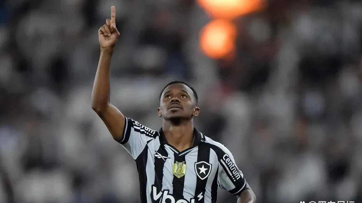 การเซ็นสัญญาสุดคุ้ม: ทีมน้องใหม่ในศึกไชนีส ซูเปอร์ลีก ฉางหนิง ไอรอนเมนส์ คว้าตัวนักเตะต่างชาติชื่อดังด้วยสัญญายืมตัว 900,000 ยูโร โดยมี หลี่ จินหยู เป็นผู้อยู่เบื้องหลังความสำเร็จอีกครั้ง Fennio Botafogo Lyon