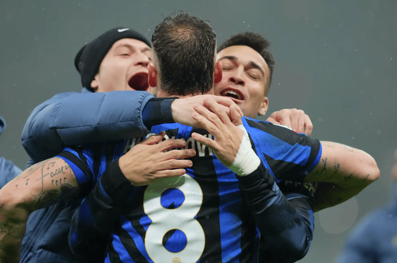 ค่ำคืนแห่งความสนุกสนานของฟุตบอล! บาร์เซโลน่าคว้าแชมป์ด้วยชัยชนะ 3-2 เหนือเรอัล มาดริด, บาเยิร์น มิวนิคถล่มคู่แข่ง 8-1, เอซี มิลานสร้างความตกใจด้วยผลเสมอ 1-1, อินเตอร์ มิลานเสมอกับนาโปลี 2-2_บาเยิร์น มิวนิค_เซเรีย อา