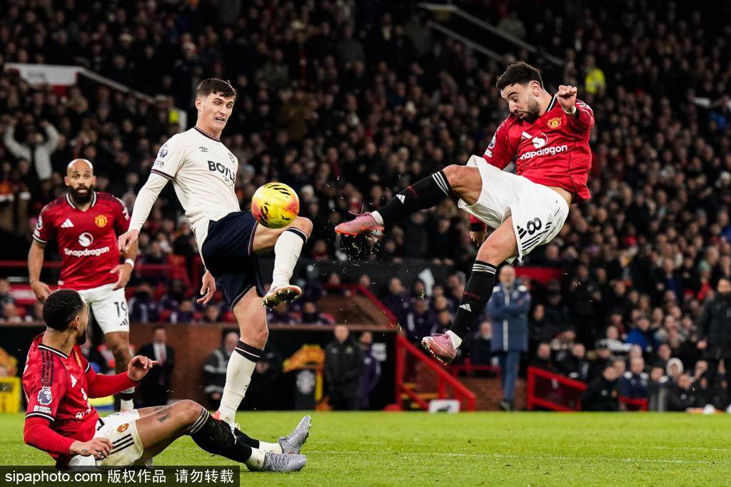 บรูโน่ แฟร์นันเดสถูกปฏิเสธการย้ายทีมโดยฮีโร่ผู้หยิ่งยโสของเอฟเอคัพ; หลายชั่วโมงต่อมา บัญชีโซเชียลมีเดียของกัปตันทีมแมนเชสเตอร์ยูไนเต็ดถูกแฮ็กท่ามกลางความขัดแย้งในการแข่งขันฟุตบอล