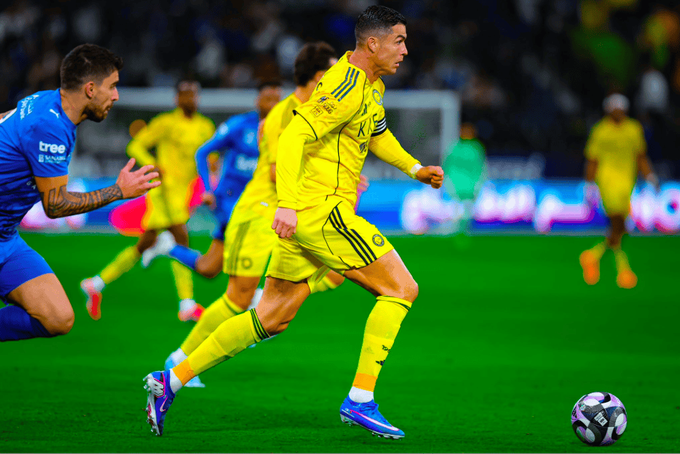 คริสเตียโน่ โรนัลโด้ เปิดสกอร์แรก! กองหลังเสียจุดโทษสองครั้ง ผู้รักษาประตูทำพลาดเข้าประตูตัวเอง นำไปสู่ใบแดงและพ่ายแพ้ 1-3 มอบชัยชนะติดต่อกัน 20 นัดให้คู่ปรับตลอดกาล_อัล-นาสเซอร์_ซาอุดิ โปร ลีก_เมาริซิโอ ซาร์รี่