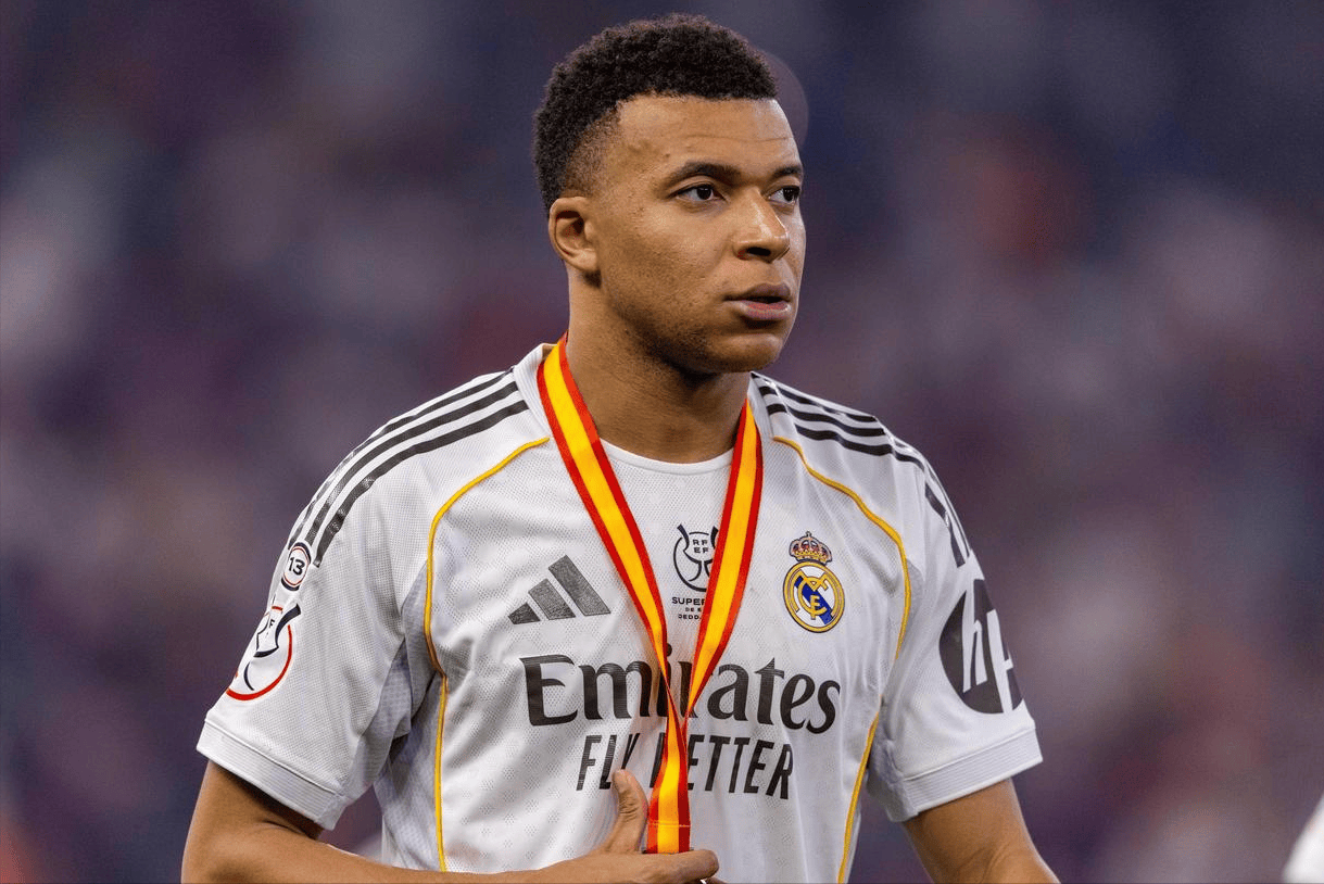 ซูเปอร์สตาร์ของเรอัล มาดริด คีเลียน เอ็มบัปเป้ ได้ยกย่องผู้จัดการทีมที่ถูกไล่ออกอย่างซาบี อลอนโซ่ อย่างสูง ซึ่งทำให้เกิดการถกเถียงขึ้น โดยแฟนบอลบางคนกล่าวหาว่าเขาเป็นคนหน้าไหว้หลังหลอก