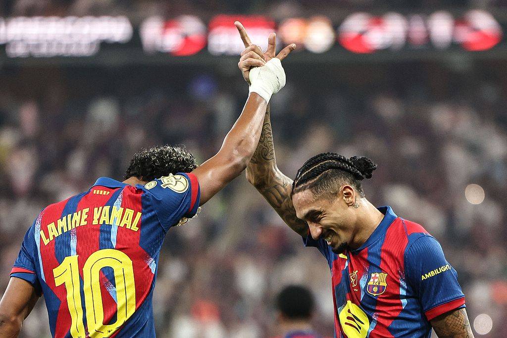 บาร์เซโลนาคว้าสามถ้วยรางวัลด้วยการชนะเรอัล มาดริดห้าครั้งในหกนัดล่าสุด ฟลิคคว้าแชมป์เป็นครั้งที่สี่ด้วยชัยชนะ 66 ครั้งใน 88 นัด นัดชิงชนะเลิศ: สเปน ซูเปอร์คัพ ฤดูกาล