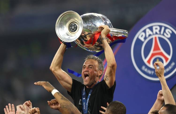 ผู้จัดการทีมผู้ชนะแชมเปียนส์ลีก! ข่าวพิเศษจาก Mirror: แมนเชสเตอร์ ยูไนเต็ด ตั้งเป้าหมายหลักในการดึงตัวเอ็นริเก้มาดำรงตำแหน่งหัวหน้าโค้ชถาวร_คาร์ริค_โปเช็ตติโน่_อันเชล็อตติ