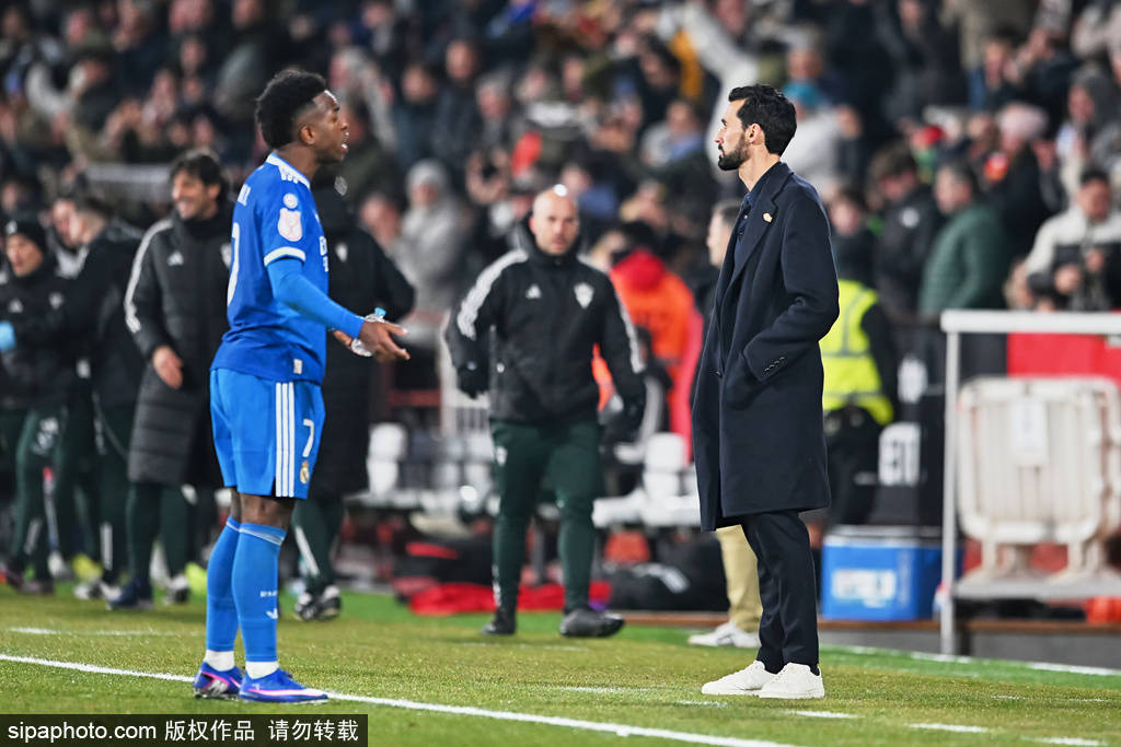 การโยนความผิดให้อัลอนโซอย่างไม่มีเหตุผล? เรอัล มาดริด ถูกทีมบ๊วยดิวิชั่นสองถล่มยับ กลายเป็นฝันร้ายสำหรับผู้จัดการทีมคนใหม่ อเวลโล นัดชิงชนะเลิศ อลาเบส