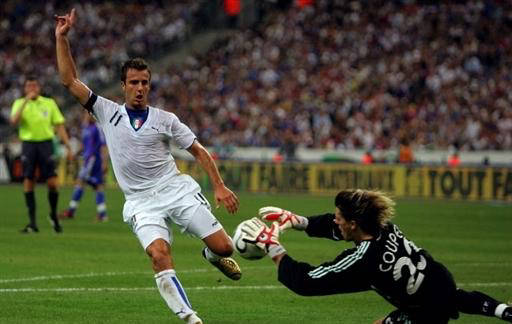 ความแตกต่างที่ชัดเจนที่สุด: ดาวเด่นของสโมสรที่ดุดันราวกับเสือ แต่กลับเป็นผู้เล่นทีมชาติที่ถูกจำกัดให้อยู่ในอันดับสองตลอดกาล เกษียณด้วยความผิดหวังในวัย 39 ปี กูเปต์, บาร์เตซ, ลียง