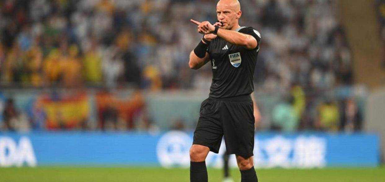 ผู้ตัดสินทนไม่ไหวแล้ว: กลยุทธ์การเบียดล้อมผู้รักษาประตูต้องยุติลง อดีตผู้ตัดสินพรีเมียร์ลีกเรียกร้องให้ PGMOL เข้าแทรกแซงและปรับปรุงกฎการแข่งขันโดยทันที ลูกเตะมุม เบิร์ก อาร์เซนอล