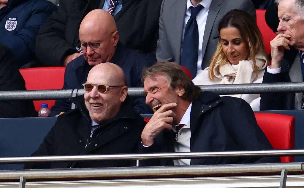 แมนเชสเตอร์ ยูไนเต็ด ทำกำไรได้แม้จะไม่ได้แข่งขันในยุโรป; เตรียมใช้เงิน 1.5 พันล้านปอนด์ในช่วงซัมเมอร์นี้เพื่อท้าชิงแชมป์พรีเมียร์ลีกหากได้กลับสู่แชมเปียนส์ลีก _รายได้_ _แรตคลิฟฟ์_ _หนี้_