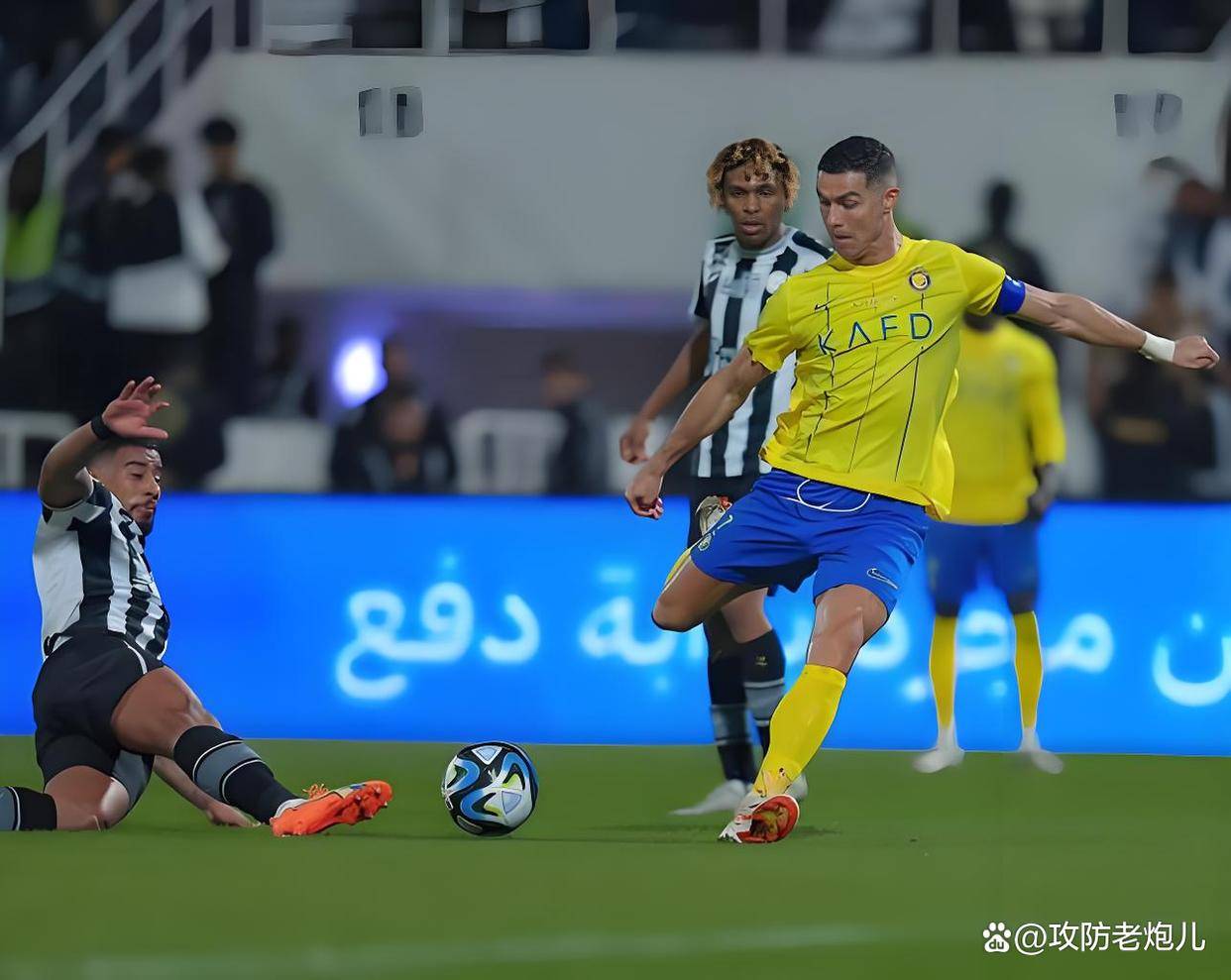 ค่ำคืนอันน่าตื่นเต้นในฟุตบอล! โรนัลโด้ทำประตูและแอสซิสต์ ทีมของมูรินโญ่ตกรอบ; ดอร์ทมุนด์ 1-4, ยูเวนตุส 3-2, เรอัล มาดริด 2-1, ปารีส 2-2 _การแข่งขัน_ แชมเปียนส์ลีก เรอัล มาดริด