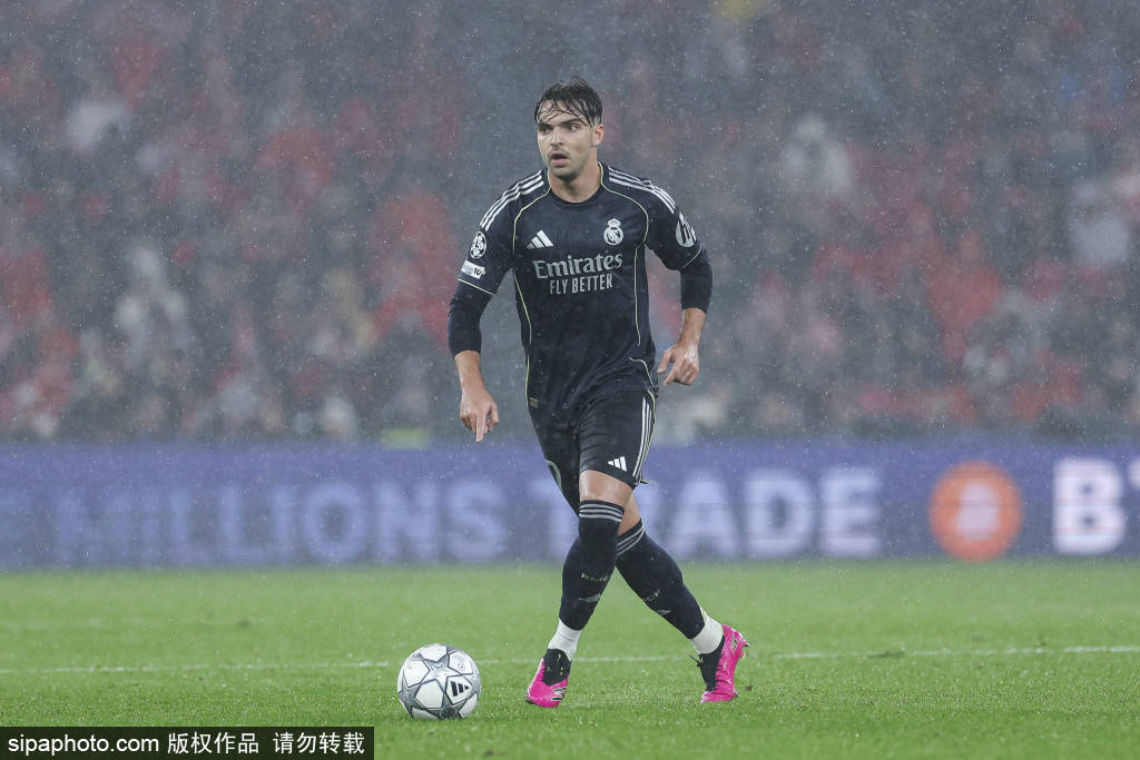 ในโปรตุเกส บางคนอ้างว่าเพรสเตียนีสารภาพว่ามีการดูหมิ่นเหยียดเชื้อชาติต่อวินิซิอุส... ในขณะที่เบนฟิก้าได้ปฏิเสธเรื่องนี้ เหตุการณ์ สนามฟุตบอล