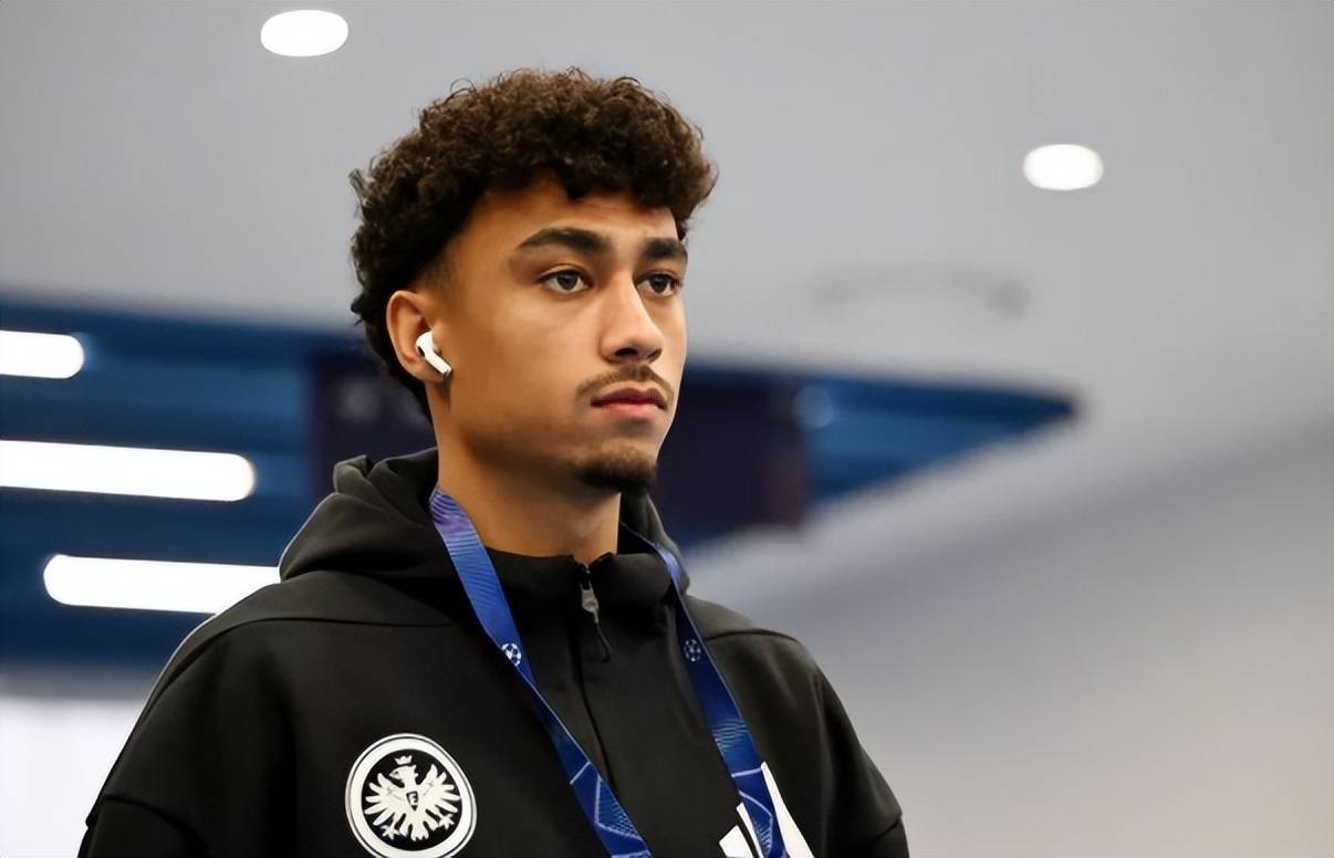 สามประตูและหกแอสซิสต์! ดาวรุ่งแนวรับชาวเยอรมันวัย 22 ปีแจ้งเกิด พร้อมมูลค่า 65 ล้านยูโร ท่ามกลางการแย่งชิงจากสี่ยักษ์ใหญ่ยุโรป_ไอน์ทรัค แฟร้งค์เฟิร์ต_ยุโรป