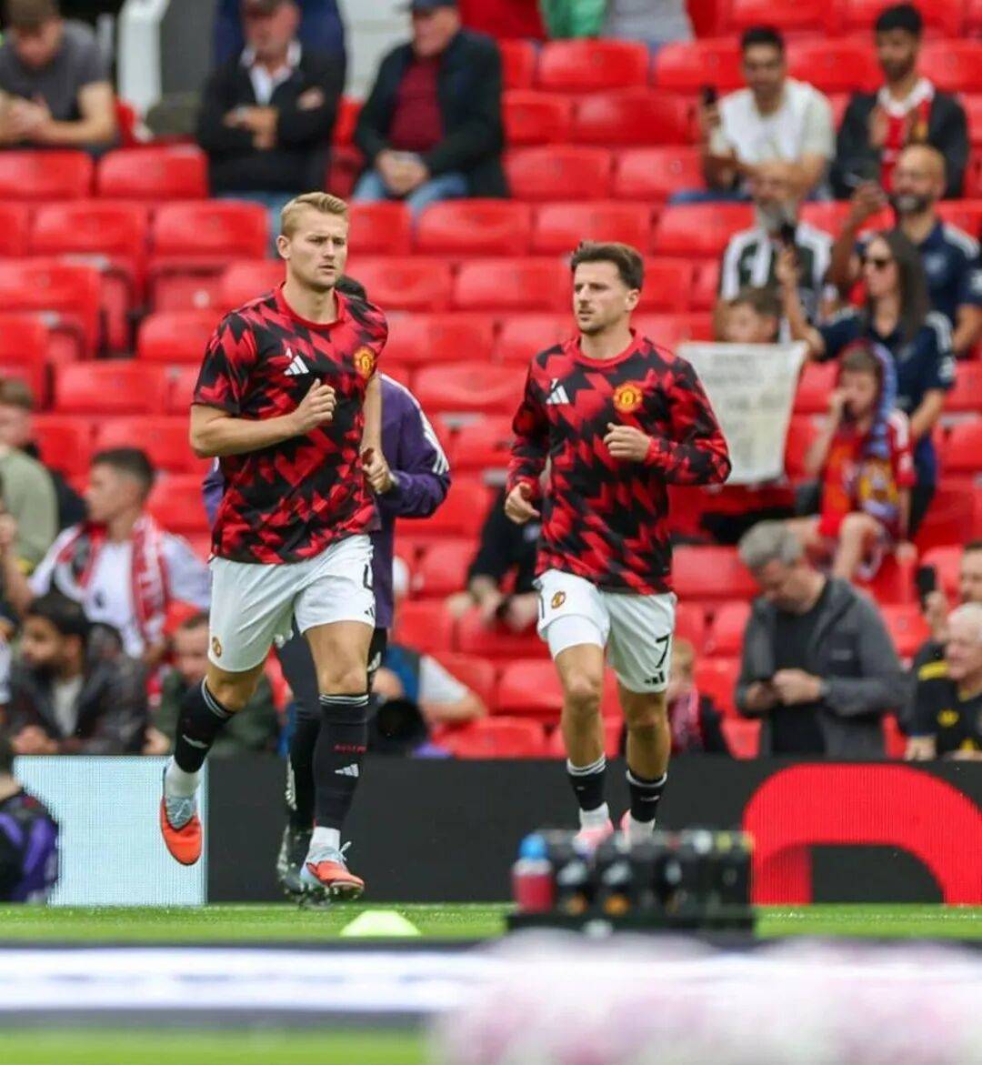 แมนเชสเตอร์ ยูไนเต็ด ประกาศรายชื่อผู้เล่นสี่คนที่ต้องพักการแข่งขันเนื่องจากอาการบาดเจ็บ! เมานท์กลับมาฝึกซ้อมและอาจลงสนามพบกับนิวคาสเซิล ขณะที่คาร์ริคสนับสนุนการต่อสัญญาของแม็กไกวร์_ผู้เล่น_เดอลิกต์_แมนเชสเตอร์ ซิตี้