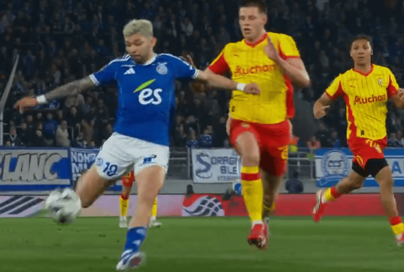 สองนัด เสียแต้มไปห้า! ทีมลุ้นแชมป์สะดุดอีกครั้ง: พลาดโอกาสขึ้นจ่าฝูงลีกเอิง ตามหลังปารีส แซงต์-แชร์กแมงหนึ่งแต้ม_เลนส์_สตราส์บูร์ก_เอดูอาร์