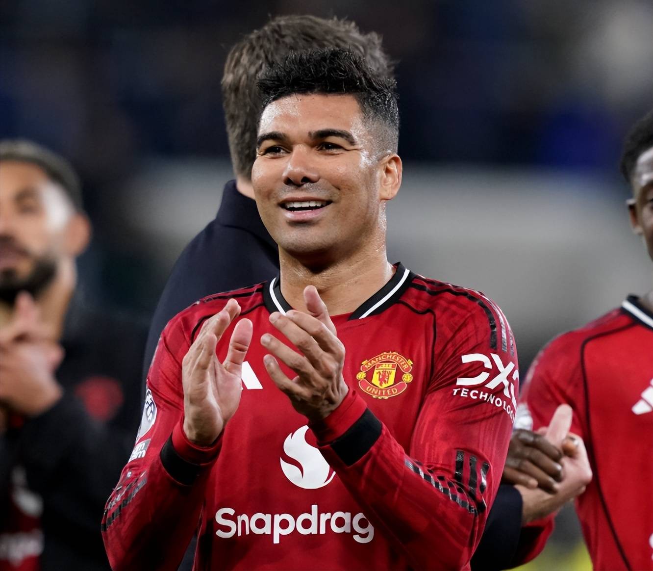 ค่าจ้างรายสัปดาห์ 375,000 ปอนด์! สื่ออิตาลีเปิดเผยว่า ยูเวนตุสกำลังจับตามองการย้ายทีมแบบไม่มีค่าตัวของ คาเซมิโร่ เพื่อดึงตัวเขาจากมือของมิลาน สัญญาของ คาร์ริค ที่แมนเชสเตอร์ ยูไนเต็ด ทำให้เขาแทบไม่มีทางเลือก