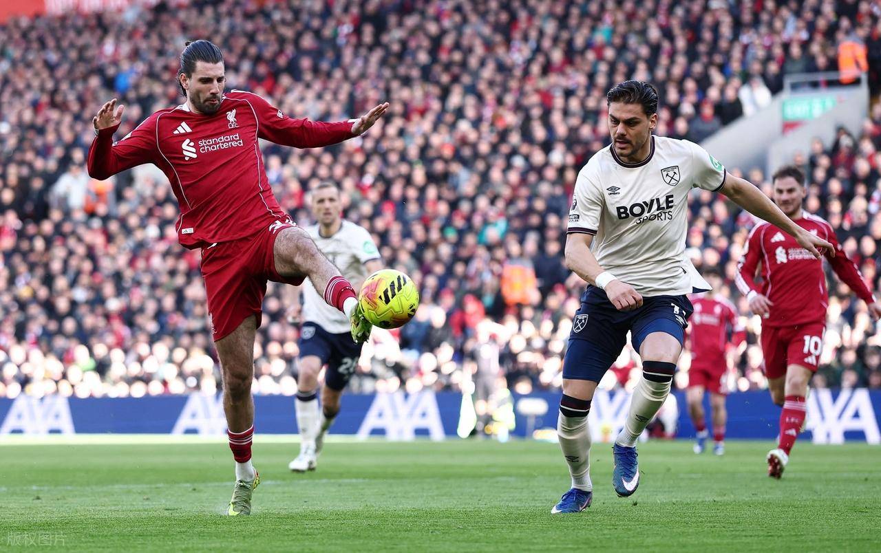 5-2: ลิเวอร์พูลคว้าชัยชนะติดต่อกันเป็นครั้งที่สี่, แซงหน้าเชลซี, ทำคะแนนเสมอกับแมนเชสเตอร์ยูไนเต็ด, ใกล้เคียงกับสามอันดับแรก; เอคิติชมีส่วนร่วมสองแอสซิสต์และหนึ่งประตู_เวสต์แฮมยูไนเต็ด_เขตโทษ_ทำประตูอีกครั้ง