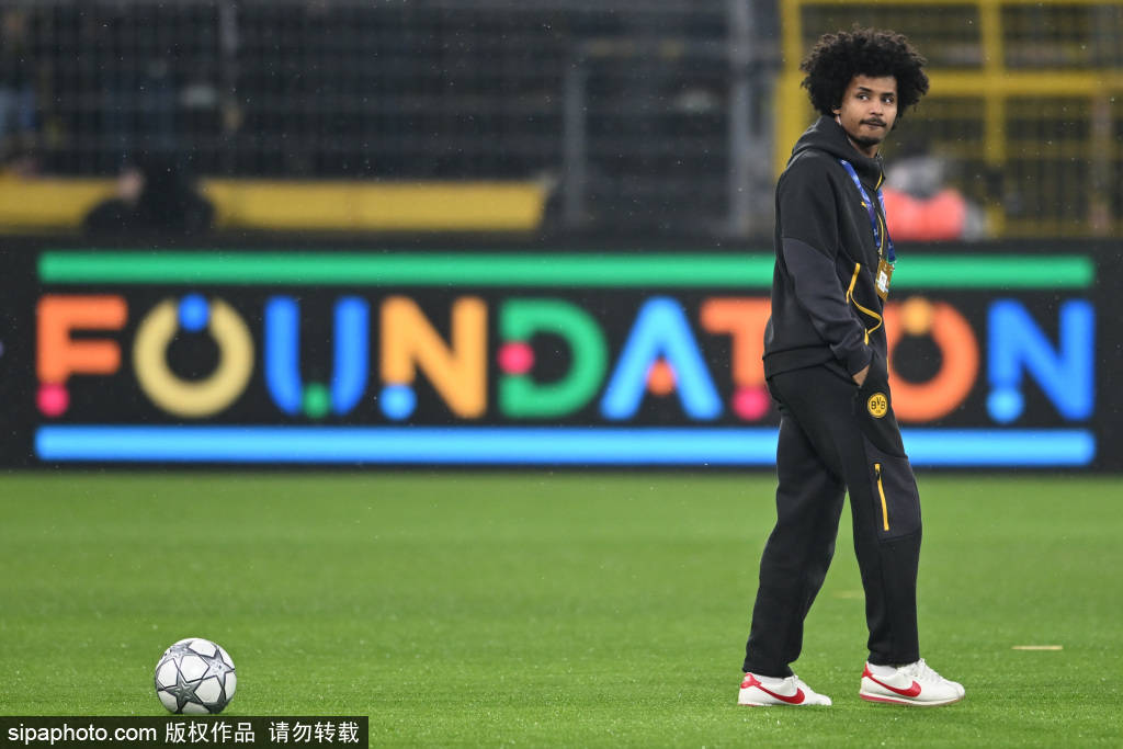 ชล็อตเตอร์เบ็ค เป้าหมายของเรอัล มาดริด ปฏิเสธการต่อสัญญา! ข้อเสนอเงินเดือนปีละ 14 ล้านยูโรของดอร์ทมุนด์เพื่อรั้งตัวกองหลังล้มเหลว ขณะที่นักเตะชาวเยอรมันยืนยันจะไล่ล่าถ้วยรางวัล _แชมเปียนส์ลีก_ อาร์เซนอล บาเยิร์น มิวนิค