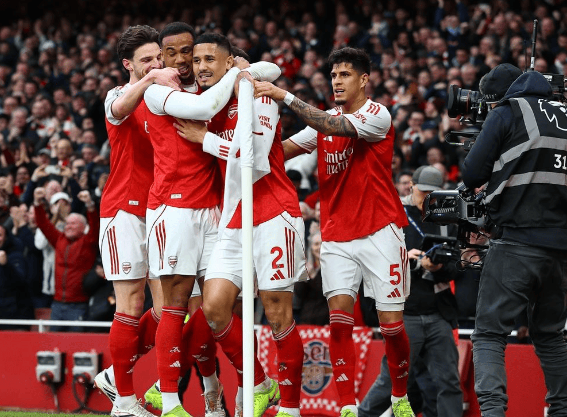 2-1 ชัยชนะอย่างหวุดหวิด! ประตูตัวเอง + ใบแดง อาร์เซนอลพลิกแซงเชลซี, ซิตี้ตามหลังห้าคะแนน หัวข้อ: เปโดร, เขตโทษ