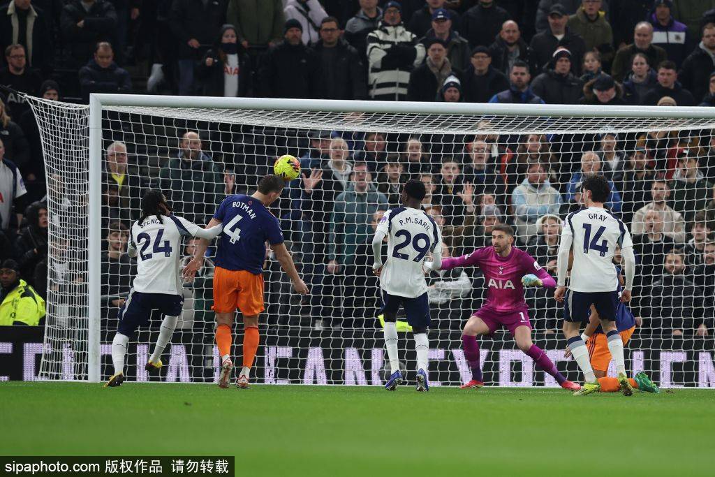 ท็อตแน่ม ฮ็อตสเปอร์ กลับมาได้! ริชาร์ลิซอนโหม่งเฉี่ยวจุดประกายความวุ่นวาย, บัตชูอายี่โดนใบเหลือง_การแข่งขัน_ประตู_ฟูแล่ม