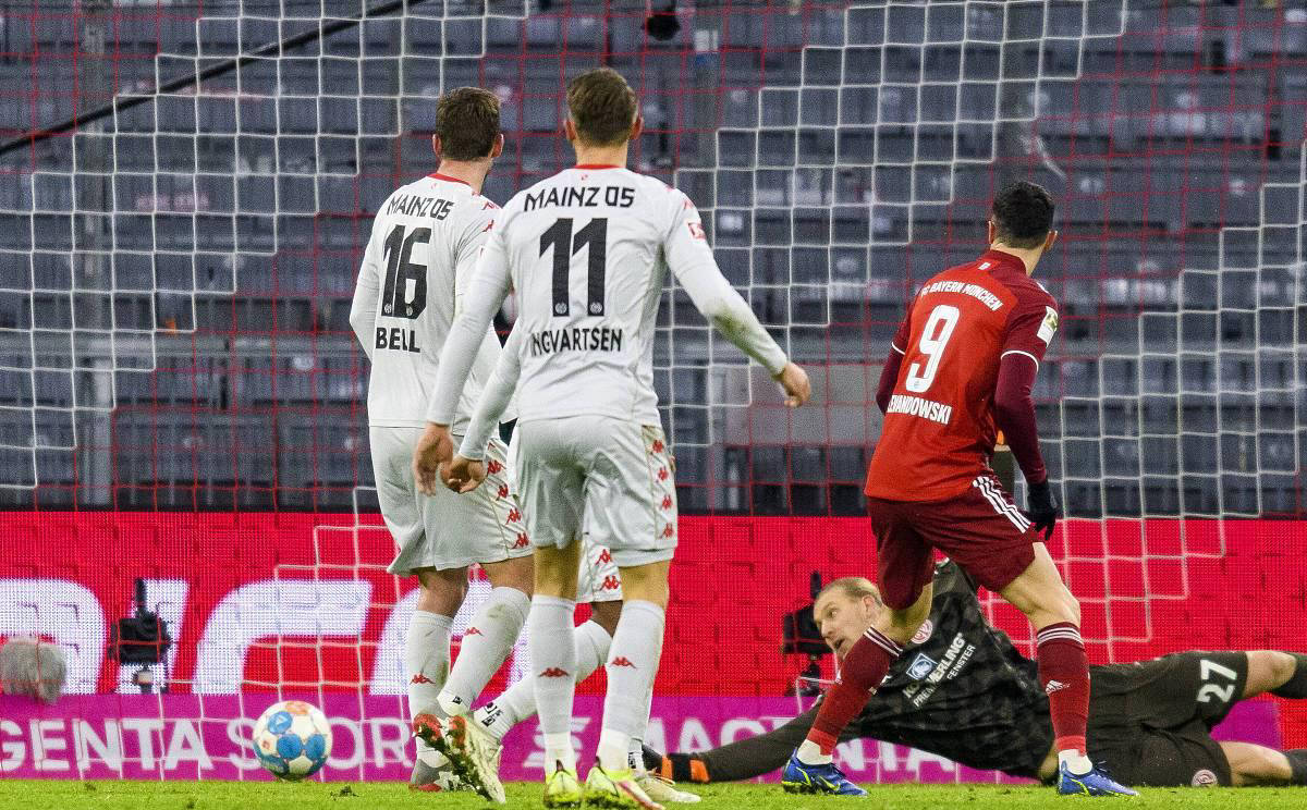 ไบเออร์ เลเวอร์คูเซ่น มุ่งมั่นคว้าตั๋วแชมเปียนส์ลีก ขณะที่ ไมนซ์ ตั้งเป้าต่อสถิติไร้พ่าย 8 นัดติดต่อกันใน 10 เกมหลังสุด พวกเขาจะสามารถสานต่อฟอร์มอันยอดเยี่ยมนี้ได้หรือไม่? _แมตช์_ลีก_การแข่งขัน