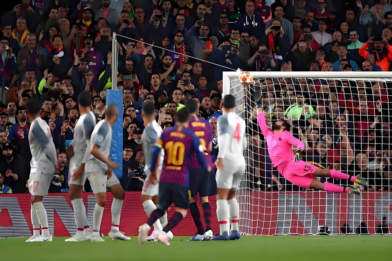 Pjanic: เมสซี่ไม่เคยซ้อมฟรีคิกแต่แม่นมาก! Cristiano Ronaldo ได้เตะกำแพงที่ Juventus!_ barce_teammates_training