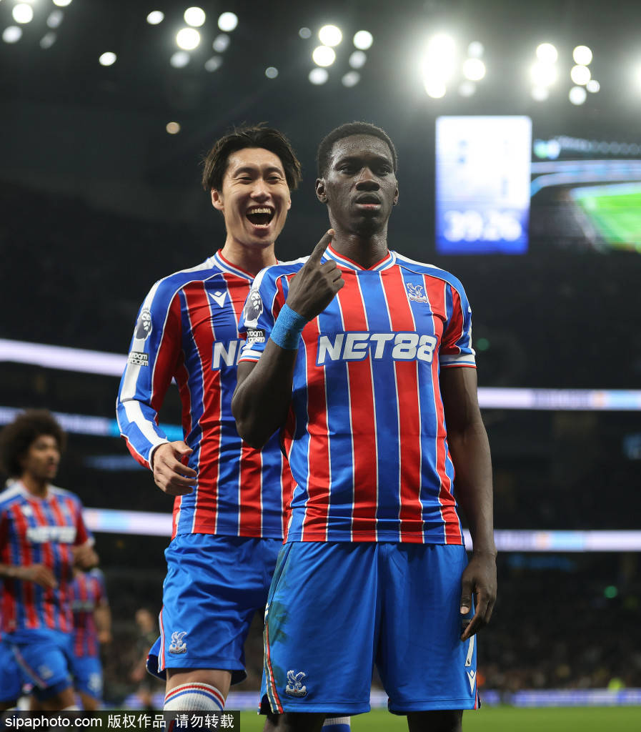 จุดชนวนให้เกิดข้อพิพาท: ท็อตแนมบ่นอย่างเป็นทางการว่าผู้ตัดสินพรีเมียร์ลีกมีบทลงโทษที่แตกต่างกันและการตกชั้นอยู่ในความโกรธในหล่ม