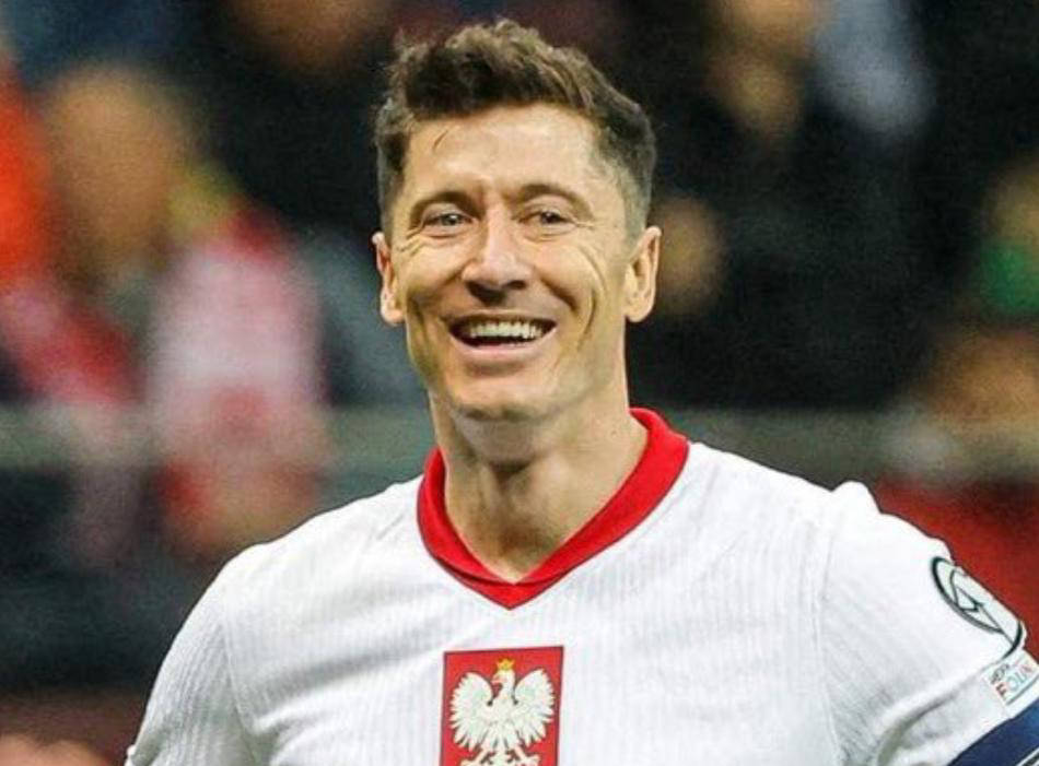 เงินเดือนประจำปี 20.8 ล้านยูโร! สื่ออิตาลี เผยว่า เลวานดอฟสกี้ วัย 37 ปี ได้ริเริ่มแสดงความโปรดปรานต่อเอซี มิลาน และยินดีที่จะตัดเงินเดือนของเขาให้อยู่ บาร์เซโลนา_RENEWAL_SALARY_FERRAN