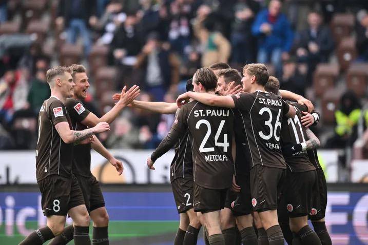 คืนที่ดีในฟุตบอล! ดอร์ทมุนด์ 0-1 บาเยิร์น กวาด 5-0 มิลาน โรลโอเวอร์ 0-3 ยูเวนตุส 1-0 เข้าแชมเปียนส์ลีก_ซีซั่น_ยูโรปาลีก_บาเยิร์น มิวนิค