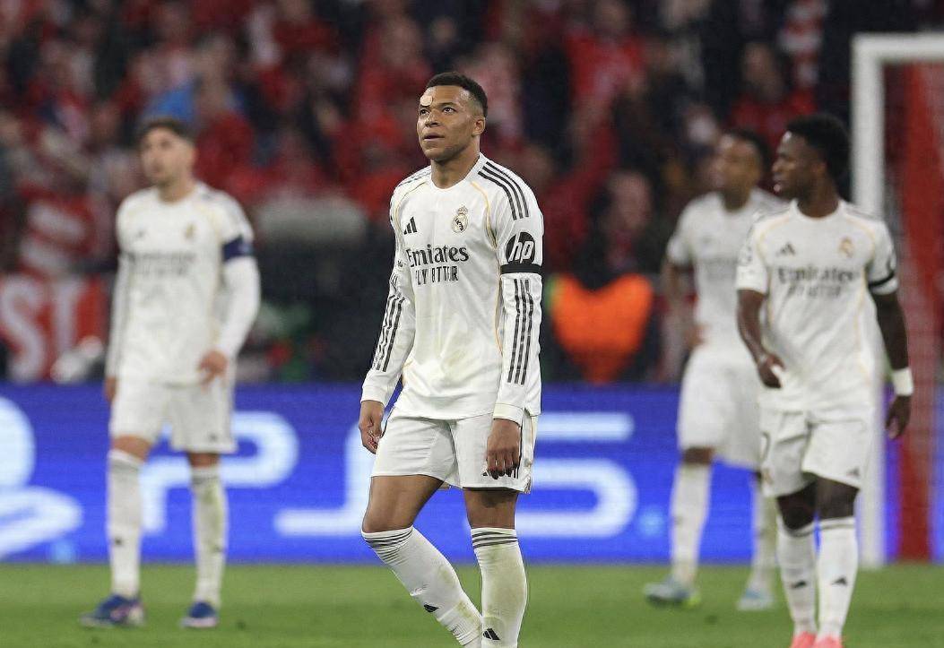 เรอัล มาดริด โกรธ! ทั้งทีมเงียบปฏิเสธการสัมภาษณ์ทั้งหมด และพระพุทธรูป 79 ปี บุกเข้าไปในห้องล็อกเกอร์ในตอนกลางคืนเพื่อสัมภาษณ์ทุกคน_Common